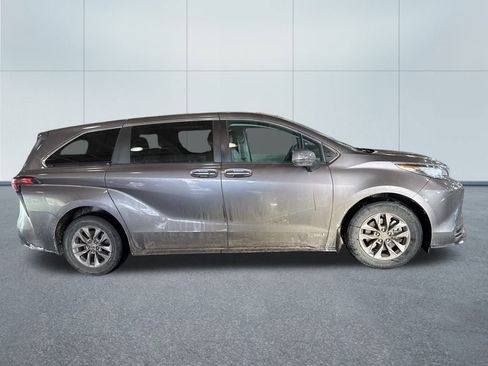 Used 2021 Toyota Sienna LE image 2