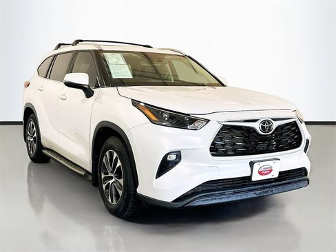 Used 2023 Toyota Highlander XLE image 3