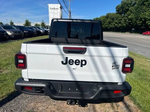 Used 2024 Jeep Gladiator Sport AWD/4WD image 13