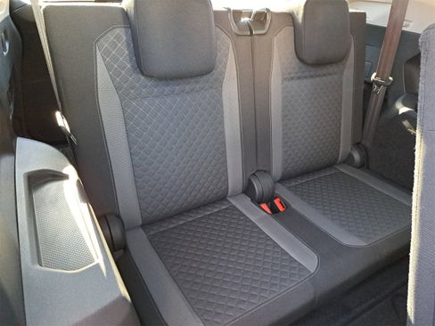 Used 2018 Volkswagen Tiguan S image 12