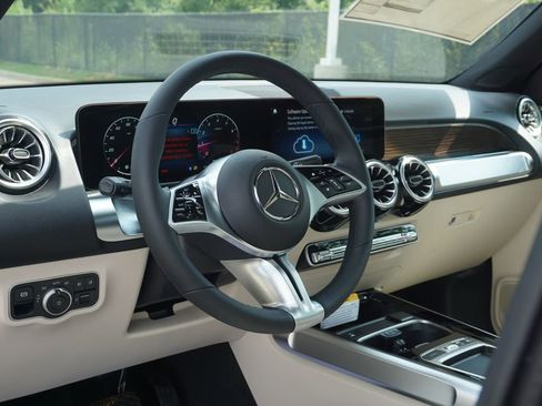 New 2025 Mercedes-Benz GLB 250 4MATIC image 10