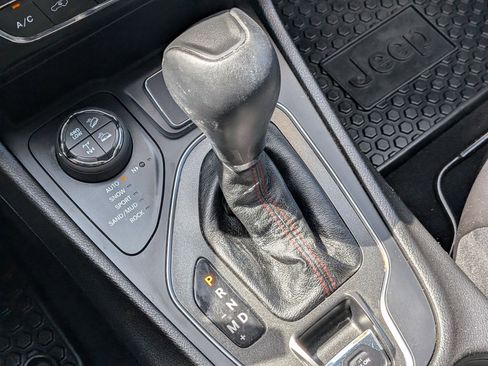 Used 2021 Jeep Cherokee Trailhawk image 23