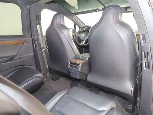 Used 2019 Tesla Model X 75D image 18