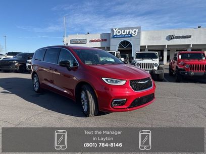 New 2026 Chrysler Pacifica Select