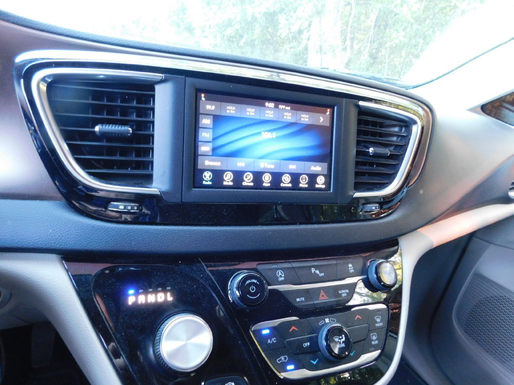 Used 2020 Chrysler Voyager LX w/ Cold Weather Group FWD image 10