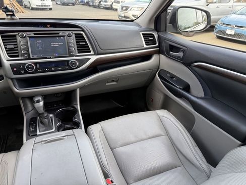 Used 2015 Toyota Highlander Limited image 23