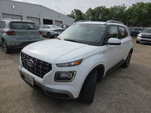 Used 2025 Hyundai Venue SEL FWD image 1