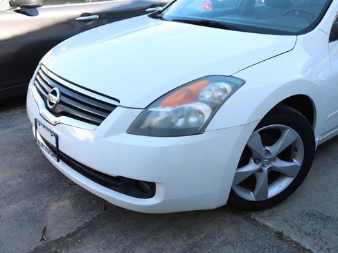 Used 2009 Nissan Altima 3.5 SE w/ Premium Pkg FWD image 2