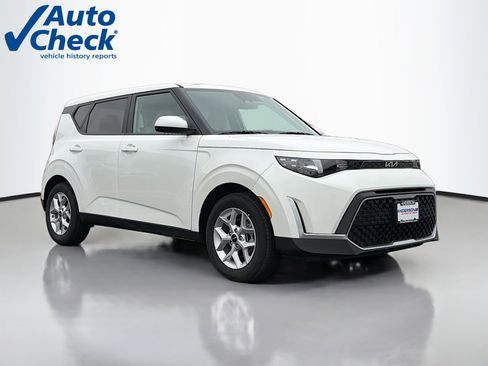 Used 2025 Kia Soul LX FWD image 1