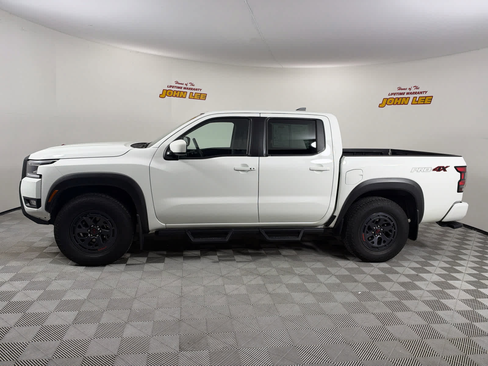 Certified 2025 Nissan Frontier PRO-4X AWD/4WD image 2