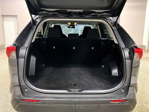 Used 2019 Toyota RAV4 LE image 7