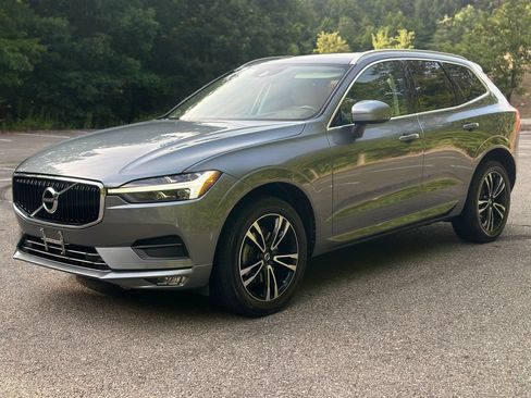 Used 2021 Volvo XC60 T5 Momentum w/ Premium Package AWD/4WD image 3