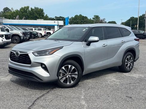 Used 2024 Toyota Highlander XLE FWD image 2
