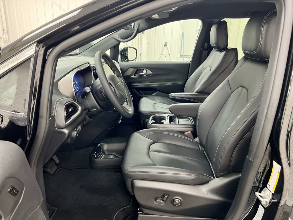New 2027 Chrysler Pacifica Select w/ Family Tech Group AWD/4WD image 20