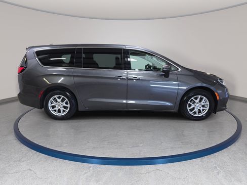 Used 2023 Chrysler Pacifica Touring-L FWD image 5