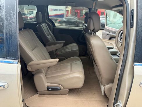 Used 2012 Chrysler Town & Country Touring-L w/ Driver Convenience Group image 15