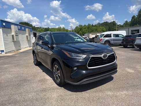 Used 2021 Toyota Highlander XLE FWD image 4