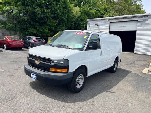Used 2019 Chevrolet Express 2500 RWD image 2