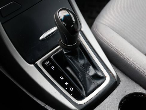 Used 2015 Hyundai Elantra SE image 34