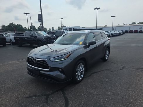 Used 2021 Toyota Highlander Limited AWD/4WD image 2