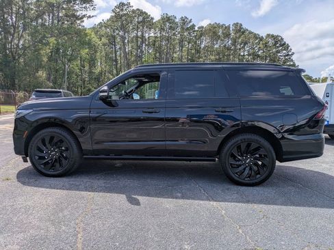 New 2026 Lincoln Navigator Reserve w/ Jet Appearance Package AWD/4WD image 7
