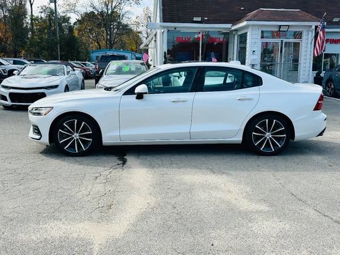 Used 2021 Volvo S60 T6 Momentum image 2