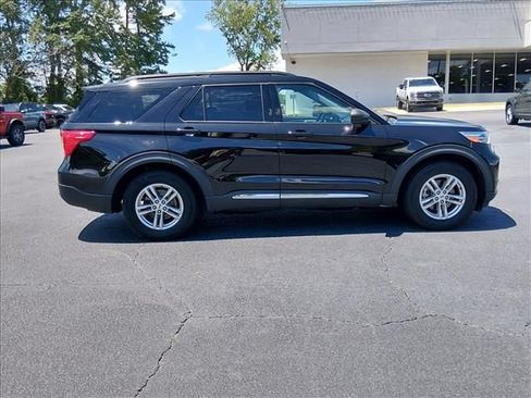 Used 2023 Ford Explorer XLT RWD image 3