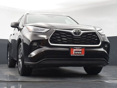 Used 2022 Toyota Highlander XLE AWD/4WD image 33