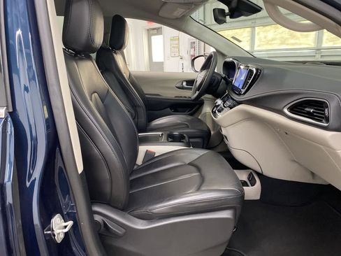 Used 2023 Chrysler Pacifica Touring-L image 19