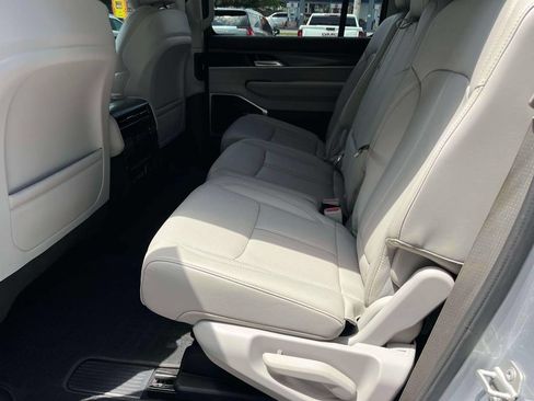 Used 2024 Jeep Wagoneer Series II w/ Flexible Seating Group RWD image 16
