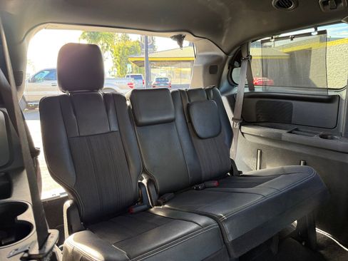 Used 2015 Chrysler Town & Country S w/ Driver Convenience Group image 18