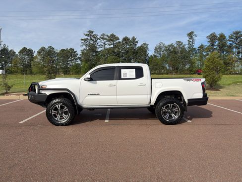 Used 2018 Toyota Tacoma TRD Sport image 8