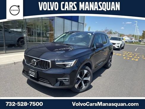Certified 2025 Volvo XC40 B5 Plus AWD/4WD image 1