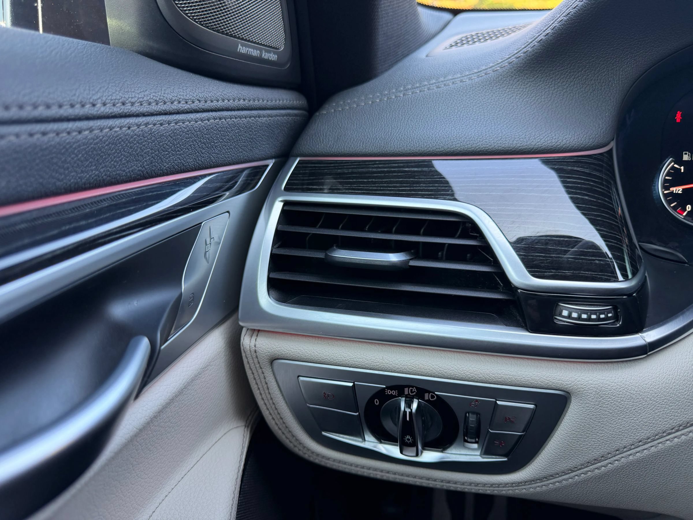 Used 2019 BMW 740i xDrive w/ M Sport Package AWD/4WD image 25