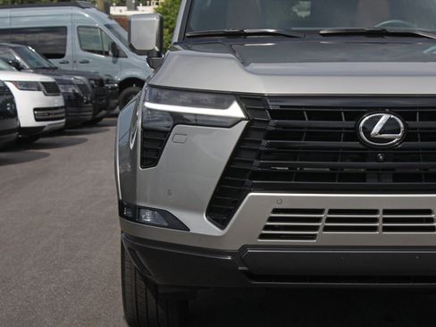 Used 2025 Lexus GX 550 w/ Accessory Package (2T) AWD/4WD image 9