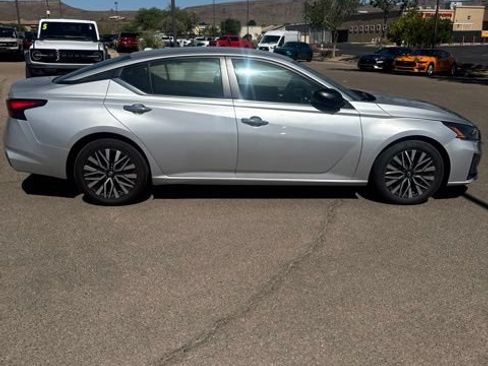 Used 2024 Nissan Altima 2.5 SV FWD image 7