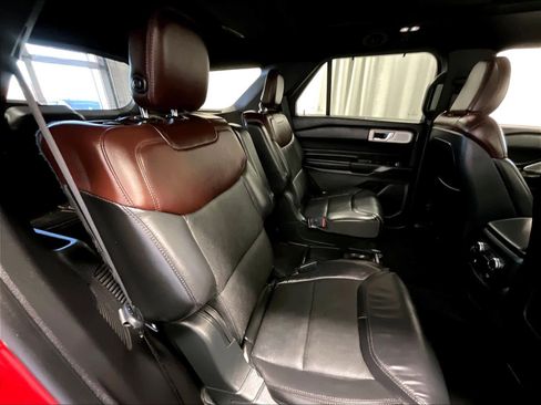 Used 2020 Ford Explorer Platinum w/ Premium Technology Package image 16