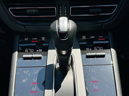 Certified 2023 Porsche Macan AWD/4WD image 18