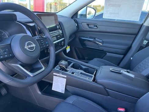 New 2025 Nissan Pathfinder SV image 10