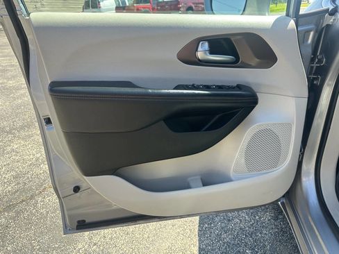 Used 2017 Chrysler Pacifica Touring-L w/ Tire & Wheel Group FWD image 17