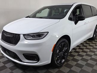 New 2026 Chrysler Pacifica Select video 3