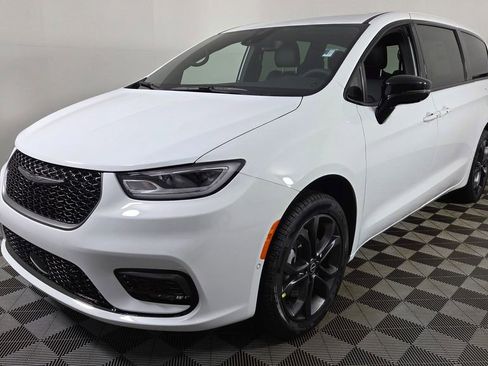 New 2026 Chrysler Pacifica Select image 3