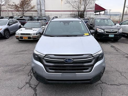 Used 2025 Subaru Forester Premium image 2