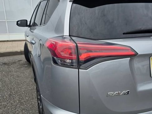Used 2018 Toyota RAV4 LE FWD image 8