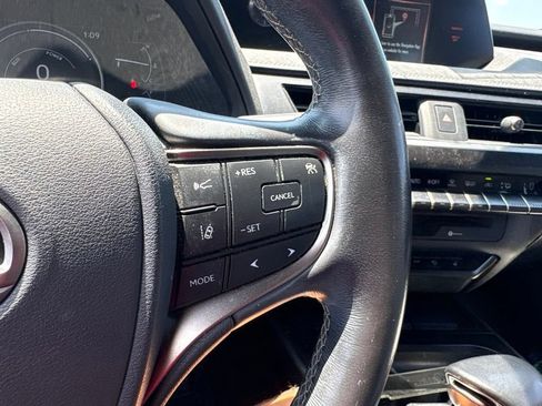 Used 2020 Lexus UX 250h w/ Premium Package AWD/4WD image 22