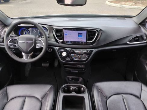 Used 2025 Chrysler Pacifica Select image 15