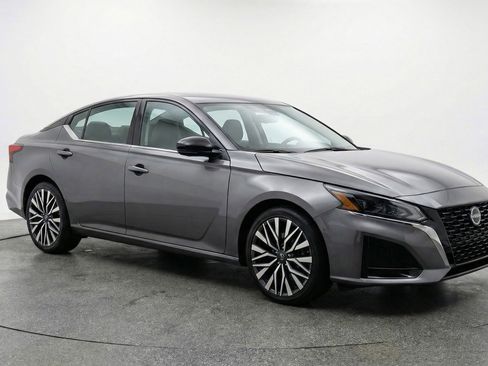 Used 2025 Nissan Altima 2.5 SV FWD image 1