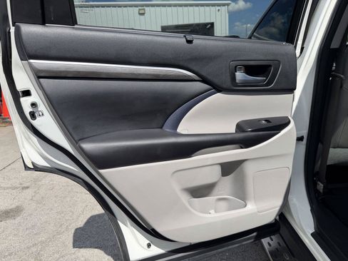 Used 2018 Toyota Highlander Limited Platinum FWD image 17