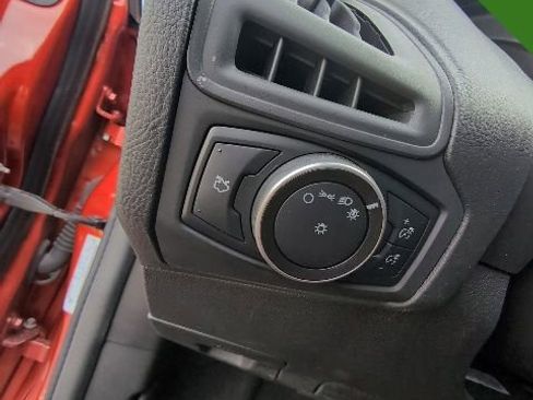 Used 2018 Ford Focus SE FWD image 14