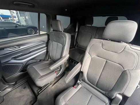 Used 2025 Jeep Grand Cherokee L Laredo RWD image 17